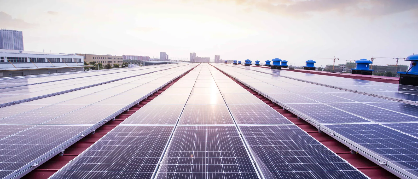 Toit industriel couvert de modules solaires LONGi (photo : LONGi)