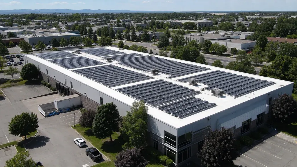 Illustration : bâtiment industriel avec panneaux solaires sur le toit plat