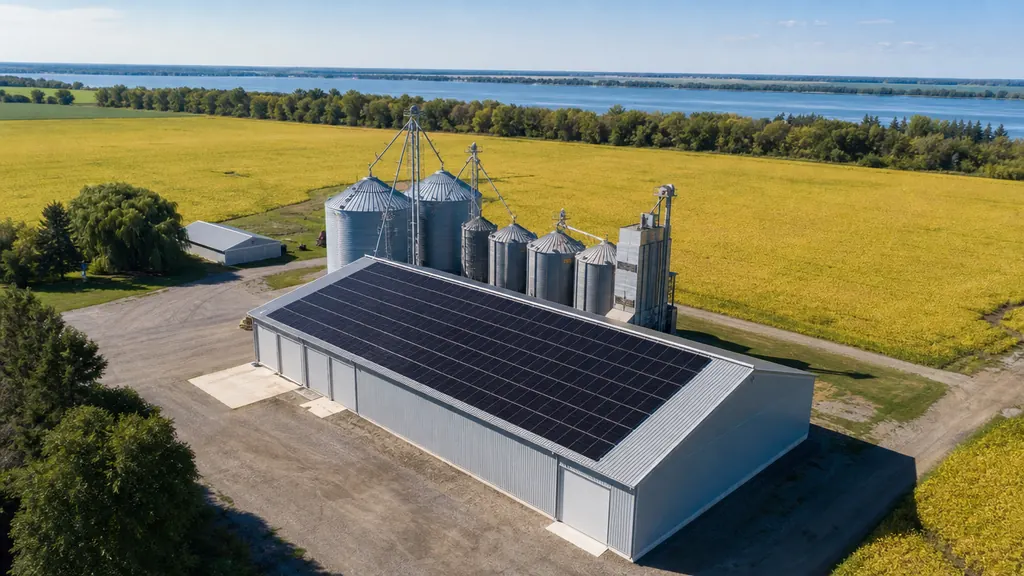 Illustration : ferme céréalière de D'Autray, panneaux solaires sur le toit d'un hangar